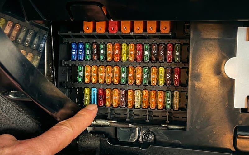 Adapter zasilania Mikavi podłączony do skrzynki bezpieczników w samochodzie