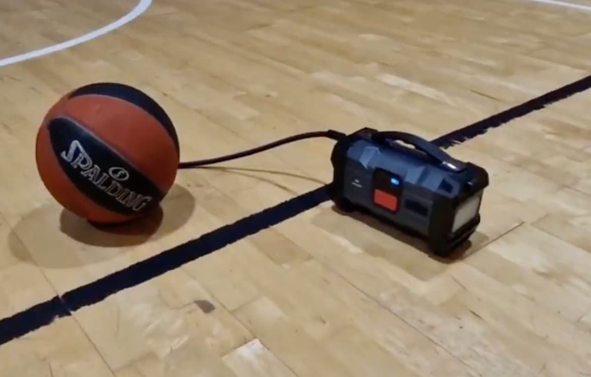 Jump starter z wbudowanym kompresorem pompujący piłkę do koszykówki na parkiecie