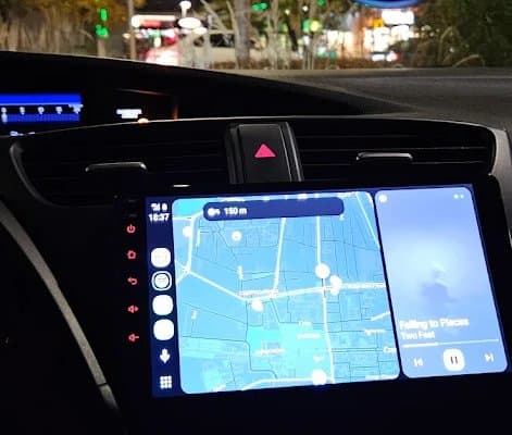 Zamontowana nawigacja Android z mapami — realizacja AdiAuto