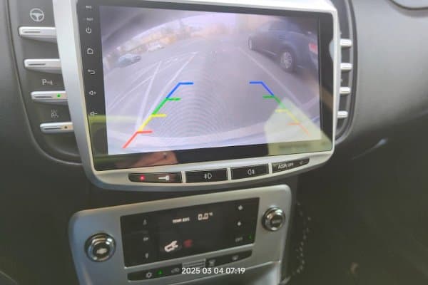 Kamera cofania z liniami pomocniczymi — montaż AdiAuto Częstochowa