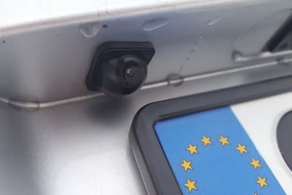 Dyskretny montaż kamery cofania przy rejestracji