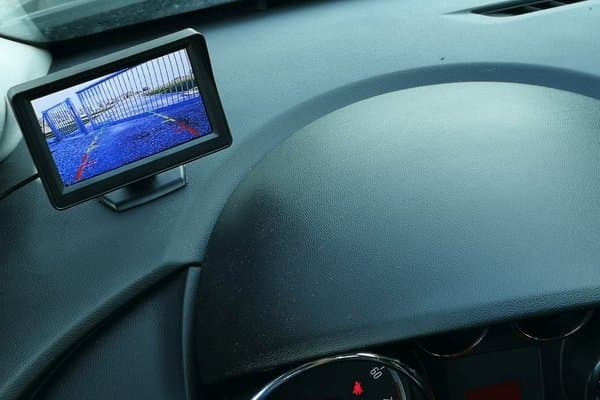 Monitor kamery cofania zamontowany w kabinie auta