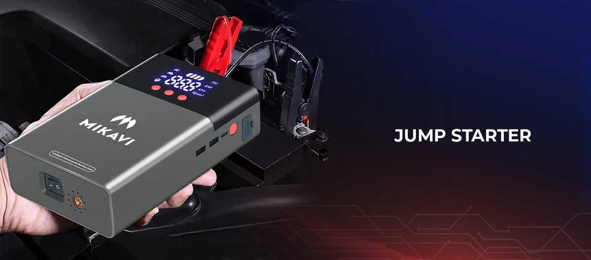 Mikavi EnerJump 1 - jump starter podłączony do akumulatora samochodu