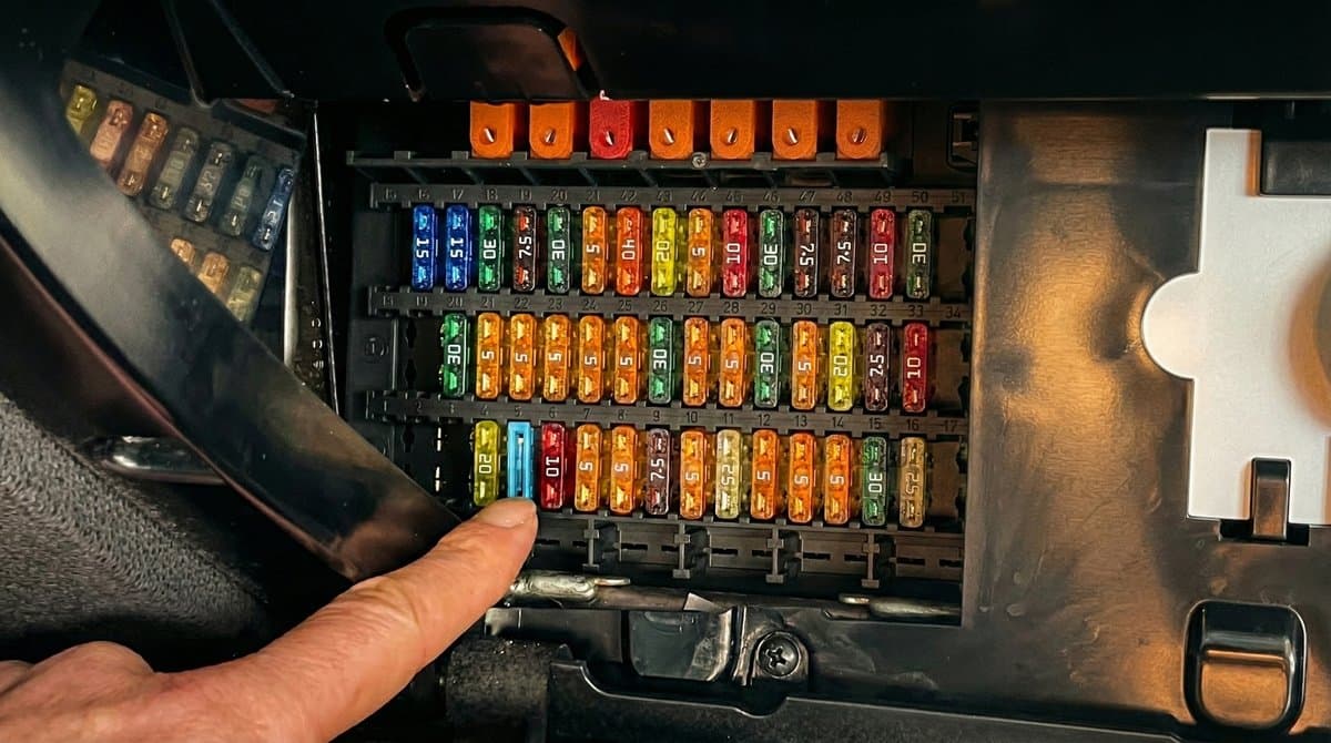 Adapter zasilania Mikavi podłączony do skrzynki bezpieczników w samochodzie