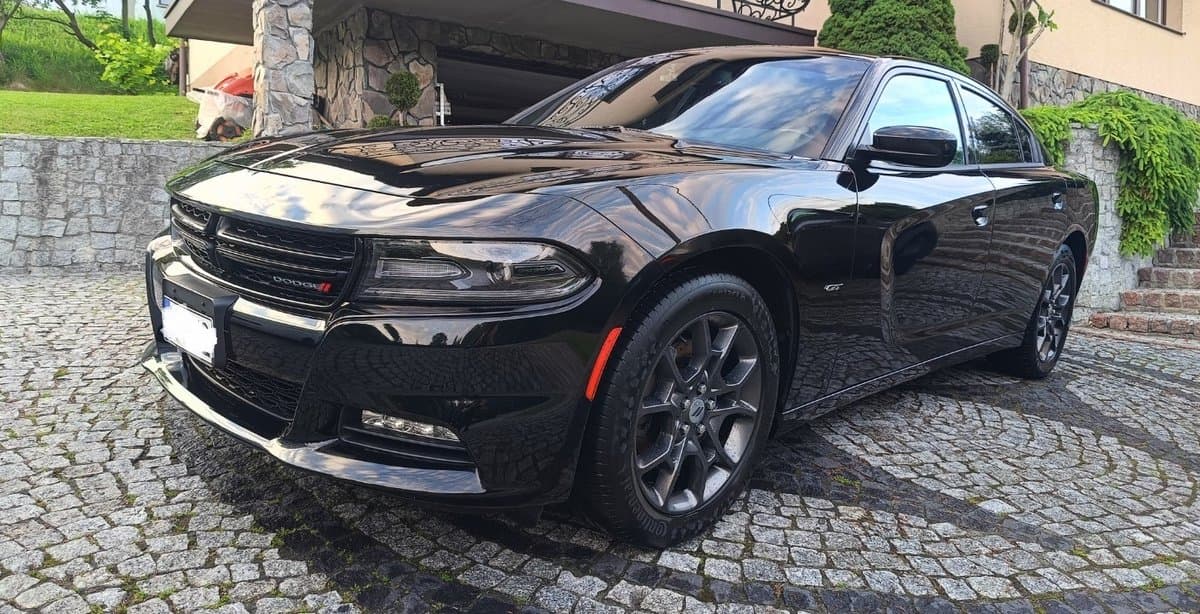 Czarny Dodge Charger z tylnymi lampami po konwersji z USA na EU