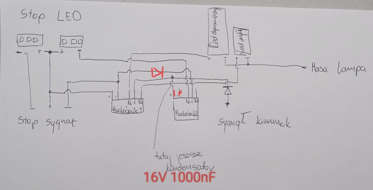 Odręczny schemat podłączenia przekaźników, diody i kondensatorów rozdzielających funkcje STOP i kierunkowskazu w lampie