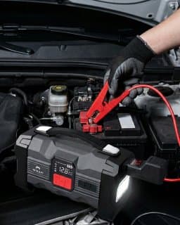Podłączanie jump startera Mikavi do akumulatora samochodowego