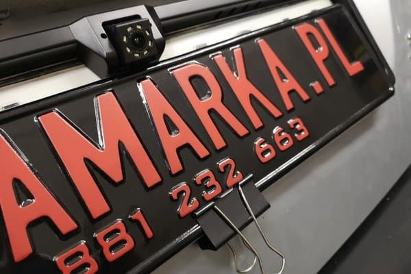 Montaż kamery cofania przy tablicy rejestracyjnej
