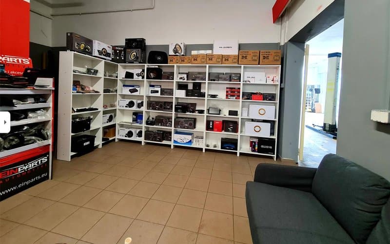 Showroom Sound Audio System Lublin – sprzęt car audio na półkach