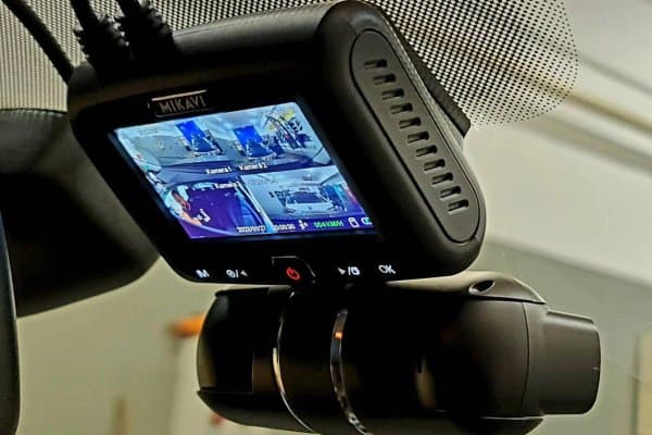 Wideorejestrator Mikavi z podglądem 4 kamer zamontowany przez Sound Audio System