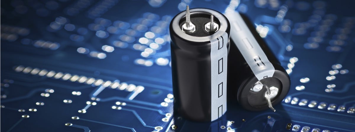 Kondensator w wideorejestratorze Mikavi PQ5 PRO - bezpieczniejsza alternatywa dla baterii